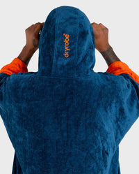 *MALE* in studio wearing Dryrobe® Zip towel (blue orange)