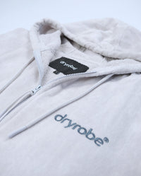 *MALE* detail studio shot of Dryrobe® Zip towel (nimbus cloud)