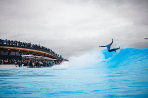 A surfer doing a top turn on a wave at O₂ SURFTOWN MUC