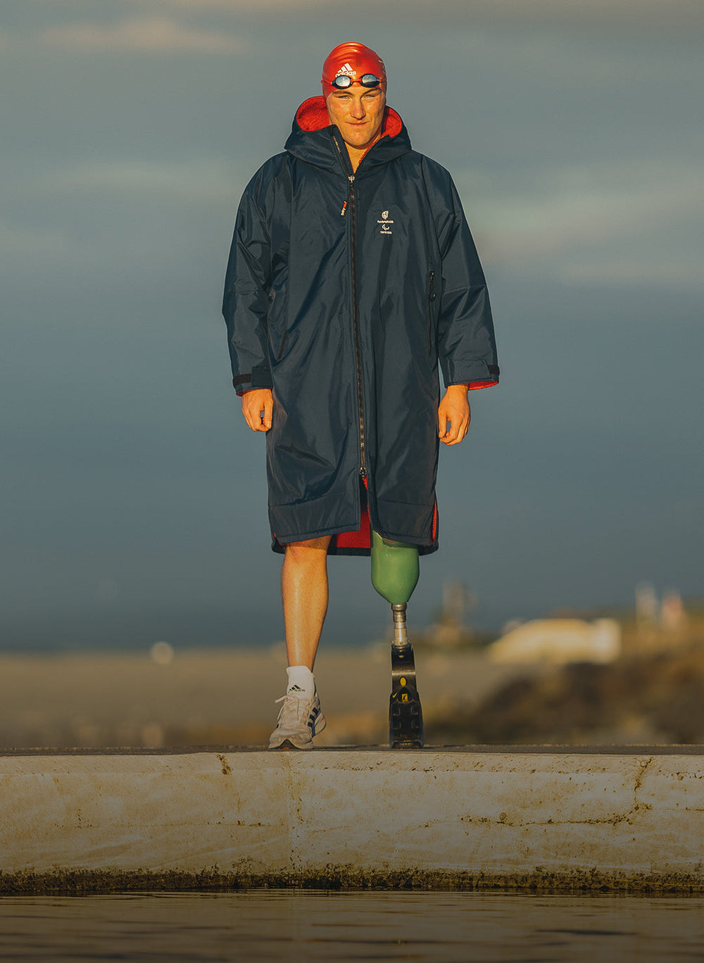 Para athlete wearing long sleeve Dryrobe® Advance after swim 