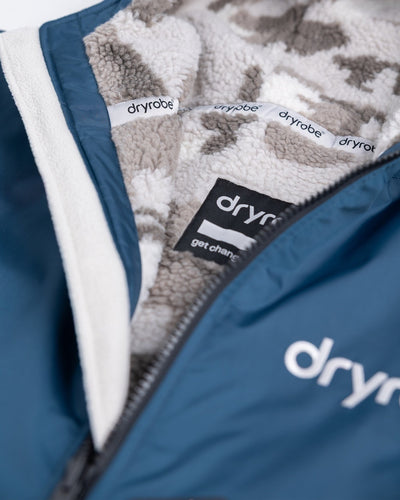 *MALE* Studio detail shot of AW25 Blue Dryrobe® advance long sleeve 