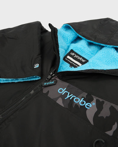 Flat detail shot of Dryrobe® black blue remix 