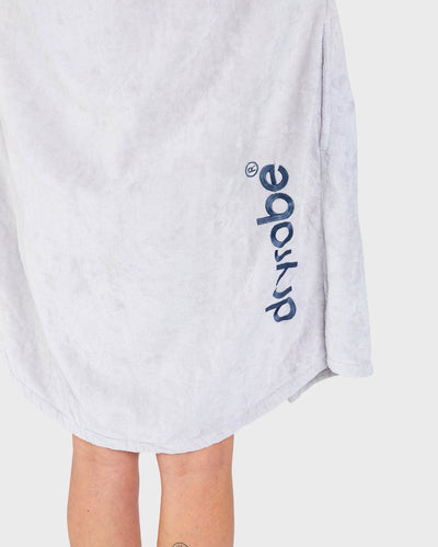 Adult female in studio wearing Dryrobe® Zip towel (nimbus cloud)