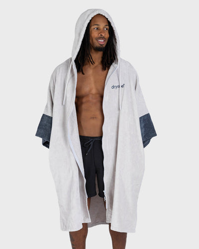 *MALE* in studio wearing Dryrobe® Zip towel (nimbus cloud)