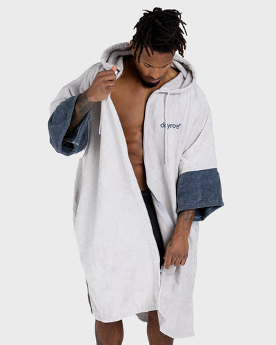 *MALE* in studio wearing Dryrobe® Zip towel (nimbus cloud)