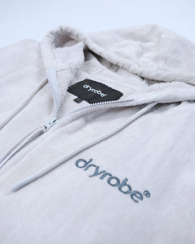 *MALE* detail studio shot of Dryrobe® Zip towel (nimbus cloud)