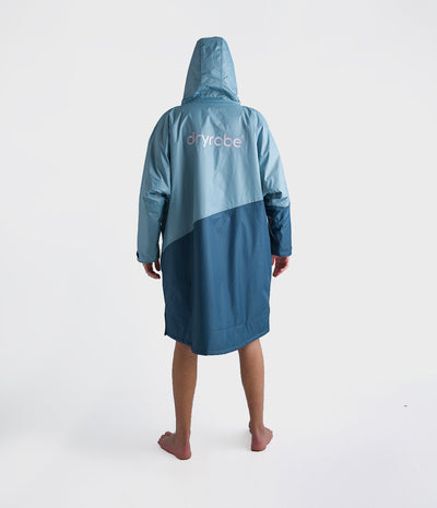 *MALE* Person wearing a blue and gray Dryrobe with 'dryrobe' branding on a white background