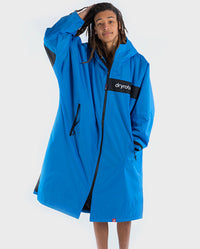 Man wearing Cobalt Blue Black dryrobe® Advance Long Sleeve REMIX Range