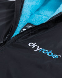 *MALE* Close up of zip on Black Blue dryrobe® Advance Long sleeve