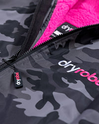 Close up of zip on Black Camo Pink dryrobe® Advance Long Sleeve