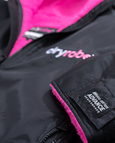 *MALE* Close up of end of sleeve on Black Pink dryrobe® Advance Long sleeve