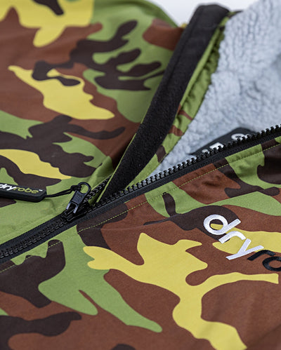 Close up of zip on Camo Grey dryrobe® Advance Long Sleeve