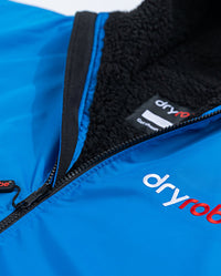 *MALE* Close up of zip on Cobalt Blue Black dryrobe® Advance Long Sleeve