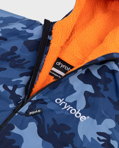 Close up of zip on Blue Camo Orange dryrobe advance long sleeve changing robe