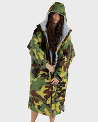 Woman doing the zip up on Camo Grey dryrobe® Advance Long sleeve 