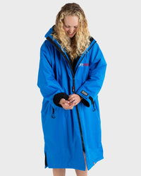 Woman rolling up the sleeve on Cobalt Blue Black dryrobe® Advance Long Sleeve