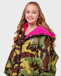 Close up of girl wearing Camo Pink dryrobe® Advance Kids Long Sleeve