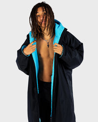 *MALE* wearing Black Blue dryrobe® Advance Long Sleeve