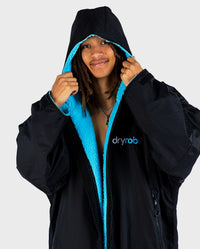 *MALE* wearing Black Blue dryrobe® Advance Long Sleeve with hood up