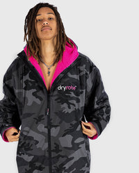 *MALE* wearing Black Camo Pink dryrobe® Advance Long Sleeve zipped up