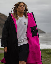 *MALE* dryrobe® Ambassador Siyanda wearing Black Pink dryrobe® Advance Long Sleeve