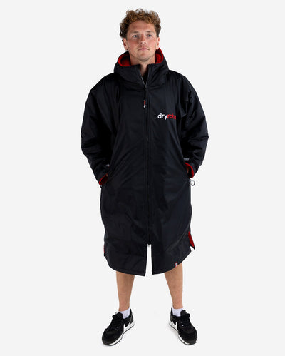 *MALE* Man wearing dryrobe Advance Long Sleeve changing robe in Black Red 