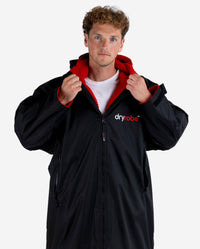 *MALE* Man wearing dryrobe Advance Long Sleeve changing robe in Black Red holding the collar up