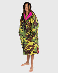  *MALE* wearing Camo Pink dryrobe® Advance Long Sleeve, zipped up