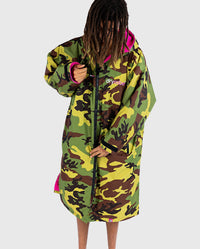 *MALE* zipping up Camo Pink dryrobe® Advance Long Sleeve