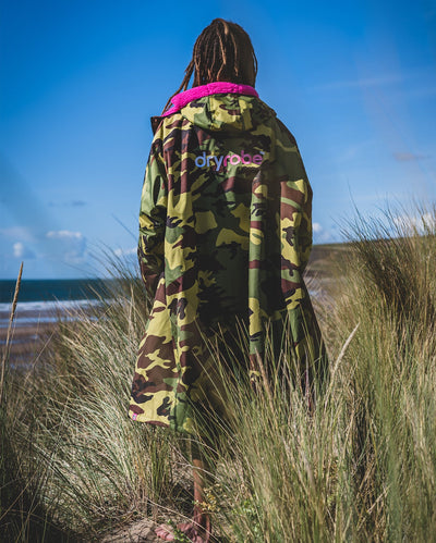 *MALE* standing in sand dunes wearing Camo Pink dryrobe¬Æ Advance Long Sleeve