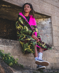 *MALE* sitting on a wall wearing Camo Pink dryrobe® Advance Long Sleeve