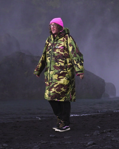 *MALE* walking on a beach wearing Camo Pink dryrobe® Advance Long Sleeve
