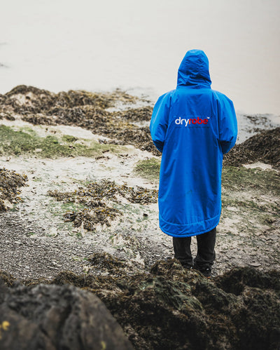 Dryrobe Advance Sleeveless – Parka De Bain Noir Et Bleu – Robe Sèche Neuve