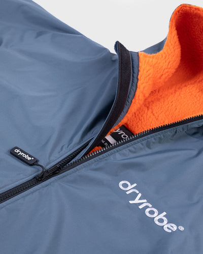 **MALE** Close up of zip on dryrobe Advance Long Sleeve change robe in Dark Grey Orange