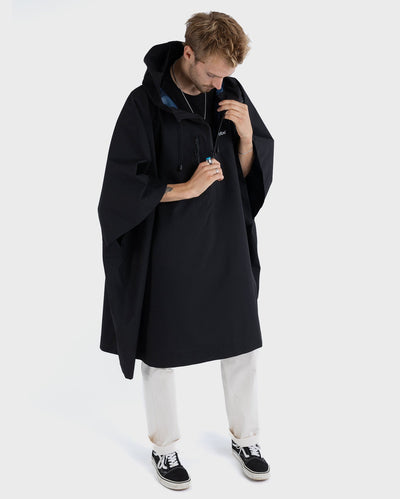 *MALE* wearing dryrobe¬Æ Waterproof Poncho undoing zip