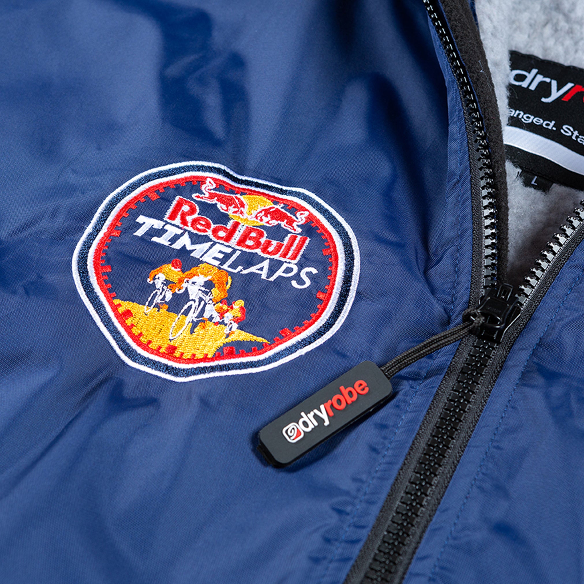 1|M,L, dryrobe Advance long sleeve Large Red Bull Time Laps dryrobe Detail Logo